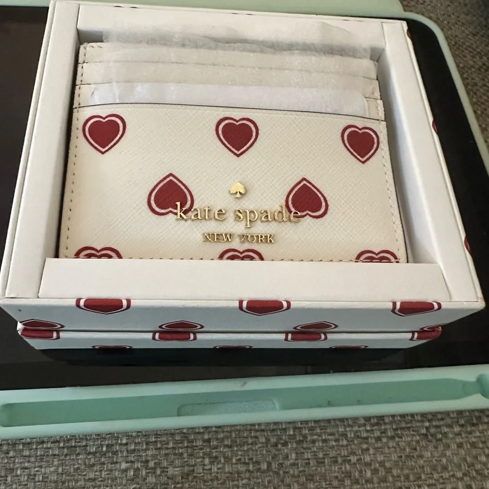 Kate Spade Madison Heartfelt Geo Cream & Red  Card Holder New in Gift Box